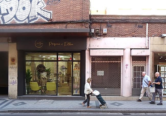 La peluquería Didi Booz (número 3), de reciente apertura, junto al antiguo local vacío de Magnolia.