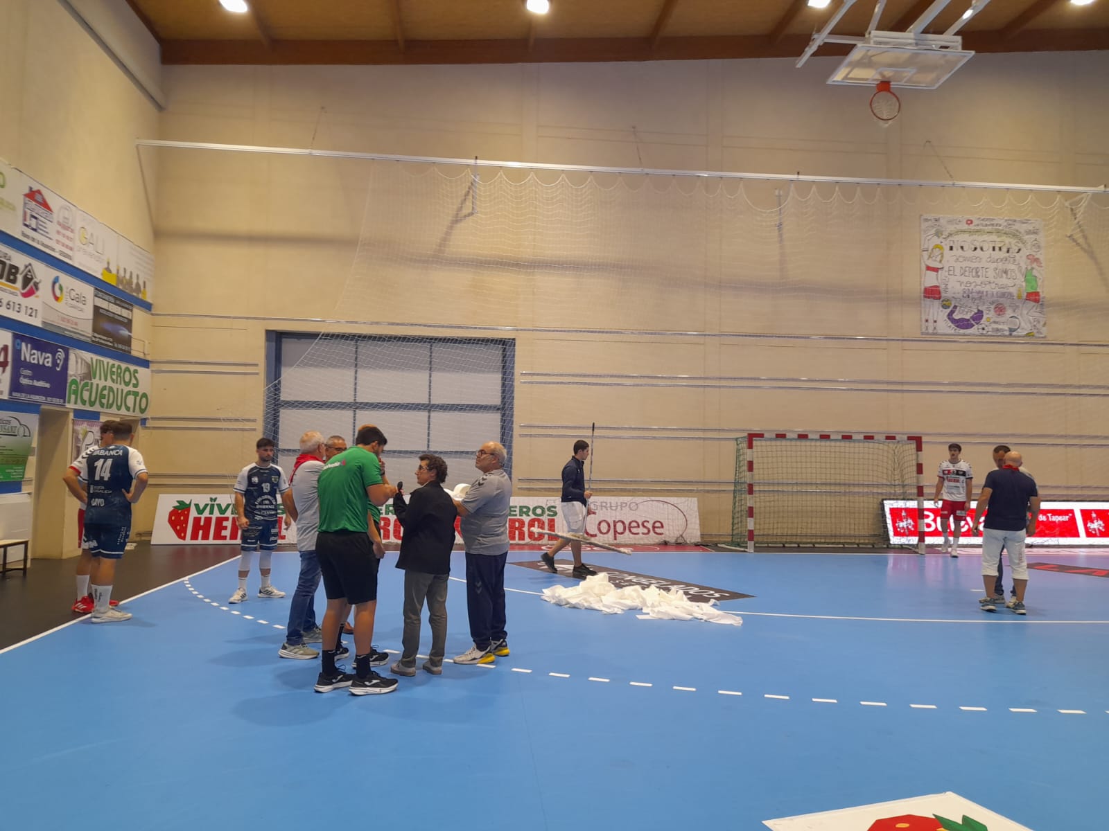 Goteras en el pabellón de Nava de la Asunción.