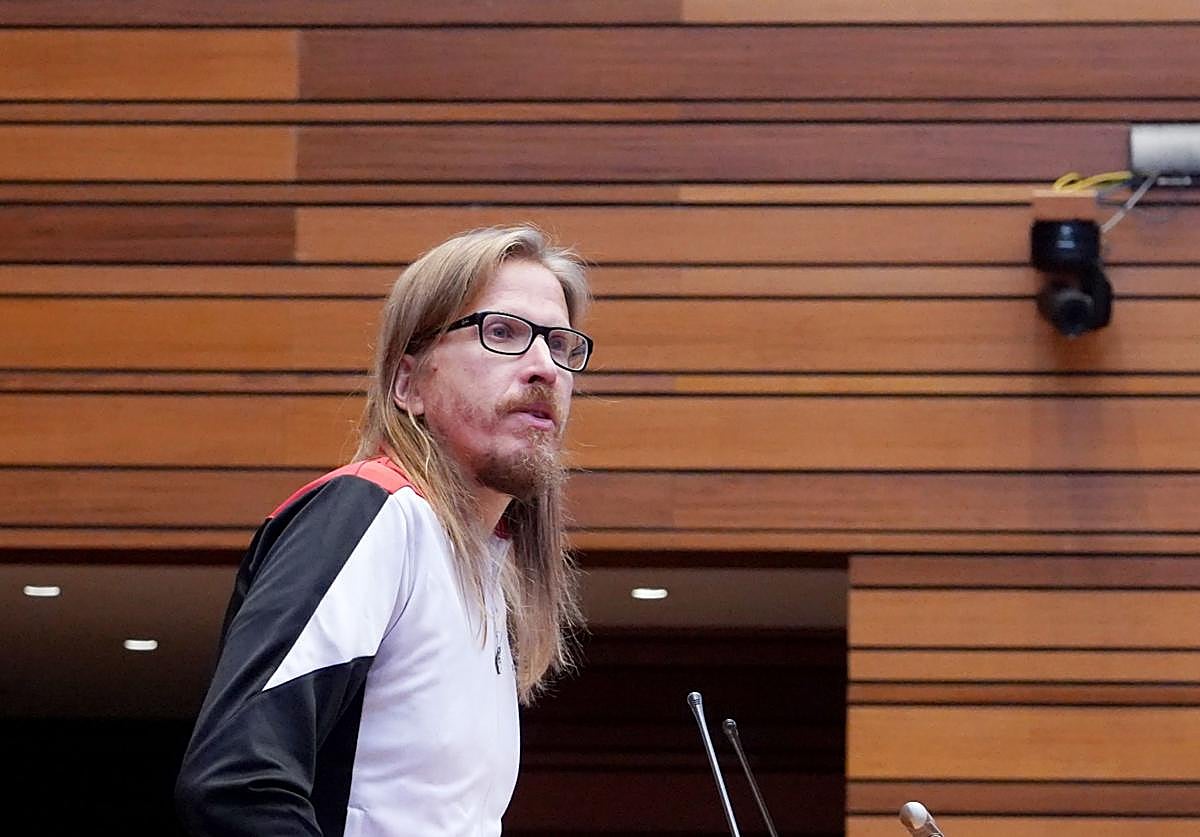 Pablo Fernández (Unidas Podemos) interviene en las Cortes de Castilla y León con un chándal de Palestina.