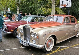 El público contempla los vehículos expuestos en el paseo Central del Campo Grande.
