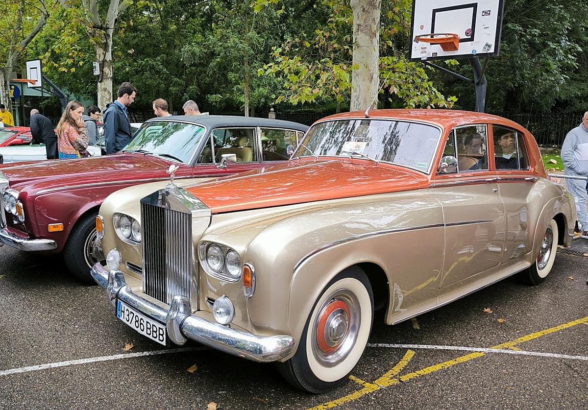 El público contempla los vehículos expuestos en el paseo Central del Campo Grande.