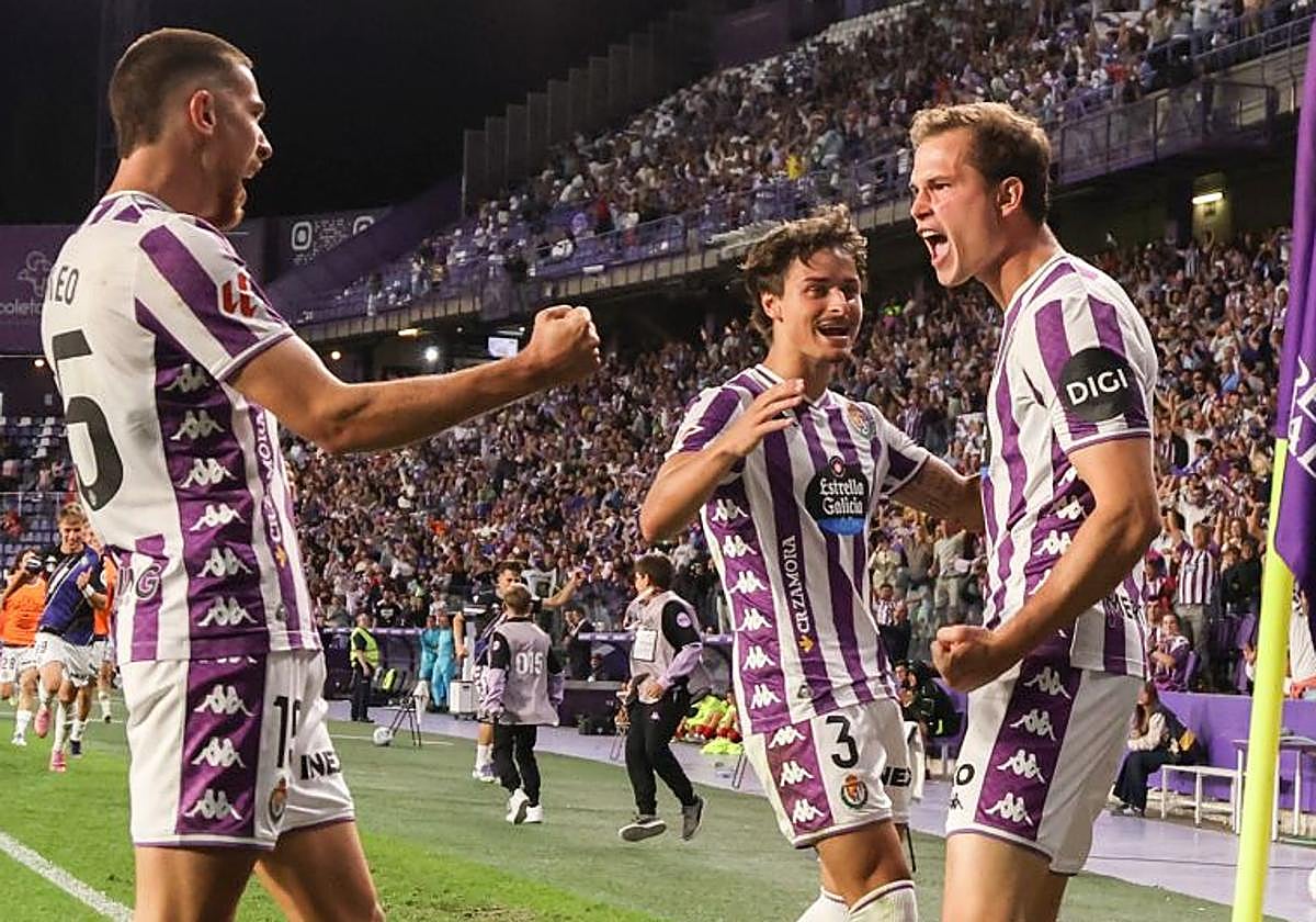 Juanmi Latasa celebra su tanto de penalti ante el Almería de la pasada semana.