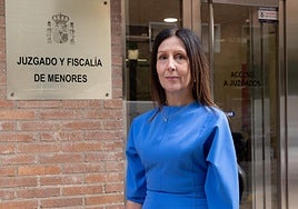 La fiscal de Menores de Valladolid, Consuelo de Jesús Vizcaino, junto a la sede de García Morato, en una imagen de archivo.
