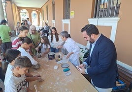 El alcalde, José Ángel Alonso, también participó en el taller de pan