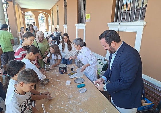 El alcalde, José Ángel Alonso, también participó en el taller de pan