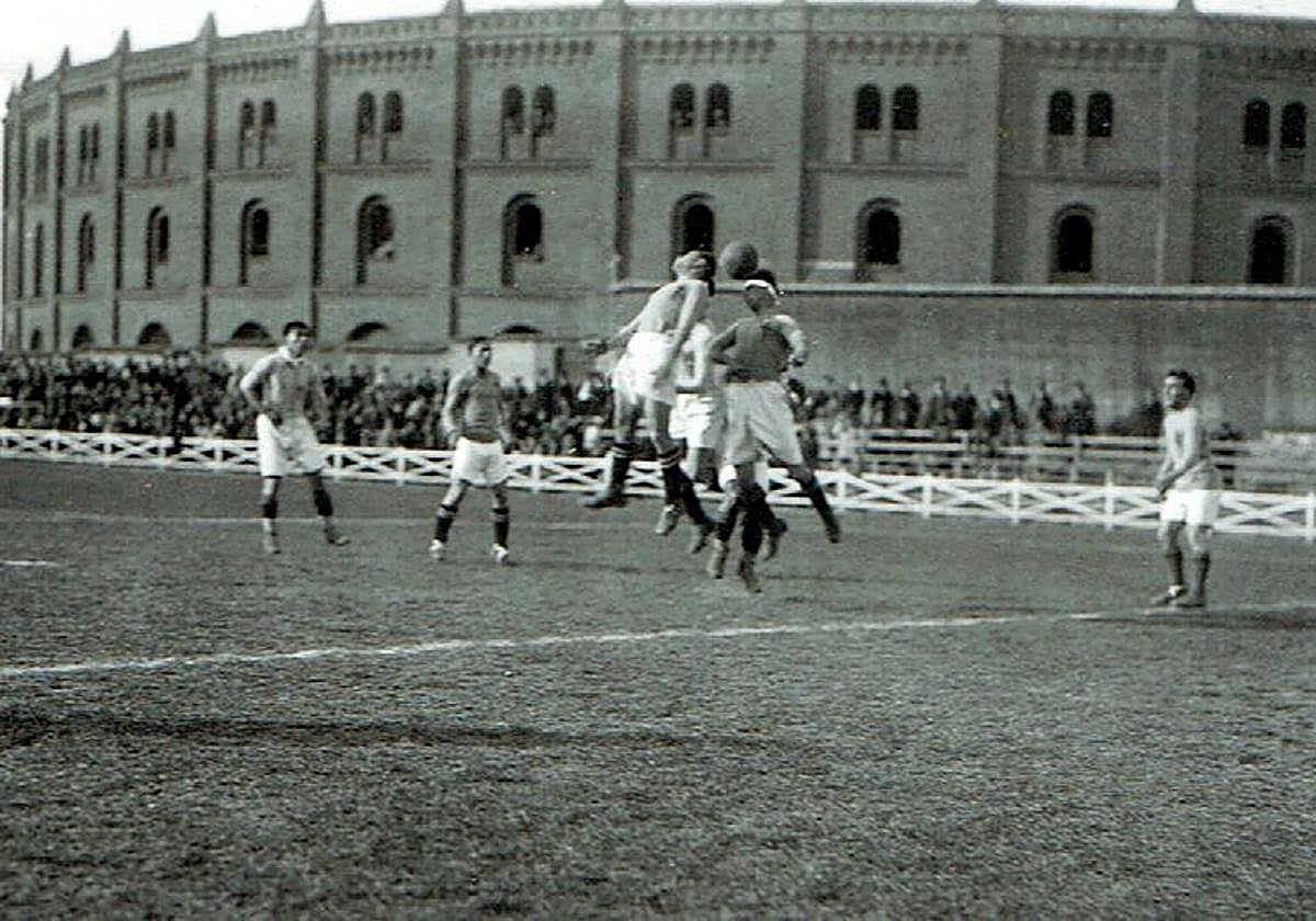 Imagen de uno de los primeros partidos celebrados en el campo de la Sociedad Taurina, donde jugó el primer equipo con el nombre de la ciudad. Después lo hicieron la Real Unión Deportiva y el Real Valladolid.