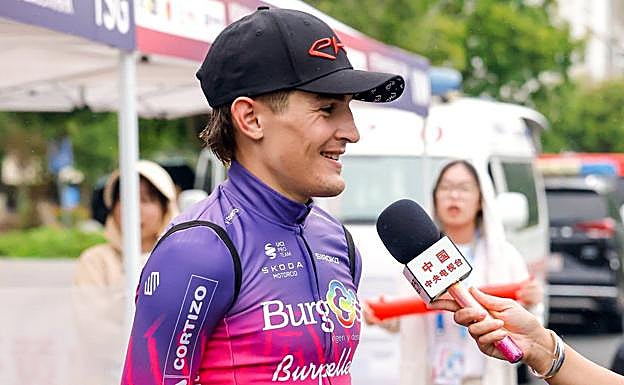 Davi Cavia atiende a la prensa china, en Huangshan.