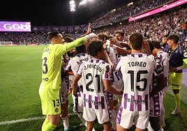 Los jugadores del Real Valladolid celebran el gol de Latasa ante el Almería.