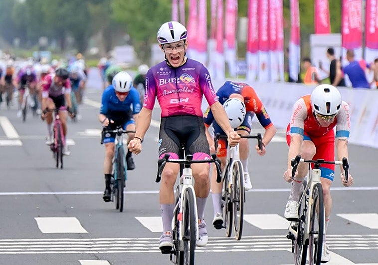 Dani Cavia celebra su triunfo en el Tour de Huangshan este sábado.