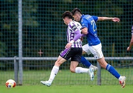 Pugna por el esférico, en un momento del encuentro de este sábado.