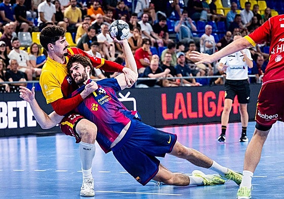 Ribeiro trata de frenar la internada de un jugador azulgrana.