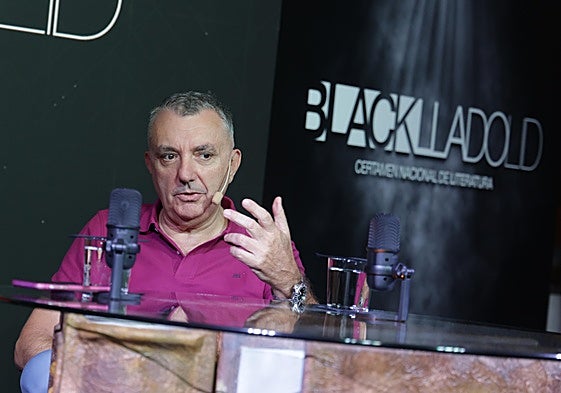 El escritor Manuel Vilas conversa sobre su obra en el certamen Blacklladolid.