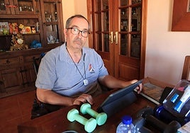 David Bartolomé, con su tablet, en su casa de Bernardos.