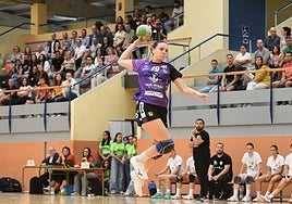 Naroa Baquedano culmina una acción de contraataque en seis metros.