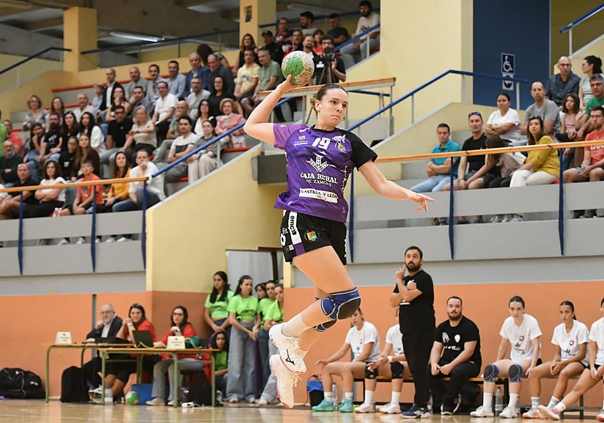 Naroa Baquedano culmina una acción de contraataque en seis metros.