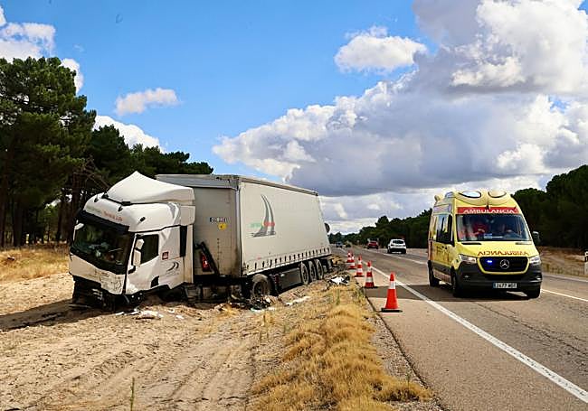 Estado en el que quedó el camión accidentado en la N-122.