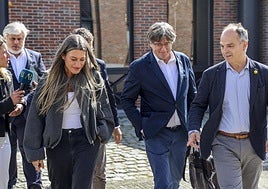 Carles Puigdemont, entre la portavoz de Junts en el Congreso, Míriam Nogueras (i), y el secretario general del partido, Jordi Turull.