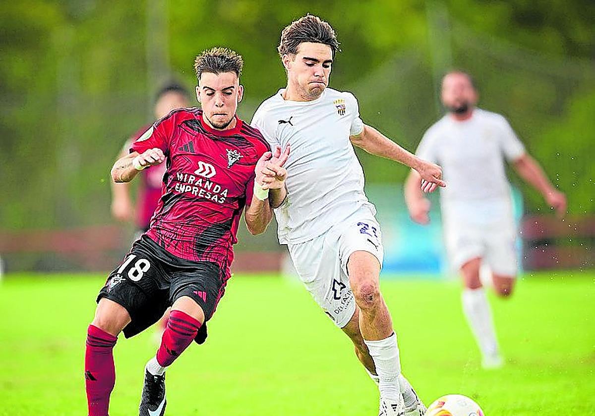 Viti, en una acción con un rival del Mirandés B.