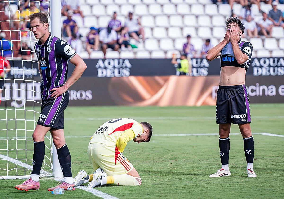 Meseguer se lamenta por un remate fallido de cabeza, con Lizoain doliéndose en el suelo.