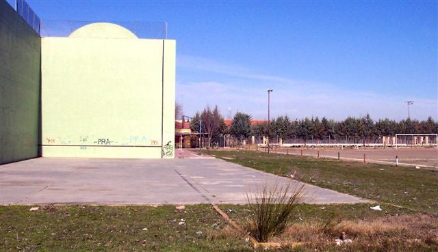 El frontón de la localidad. 15 de febrero de 2004.