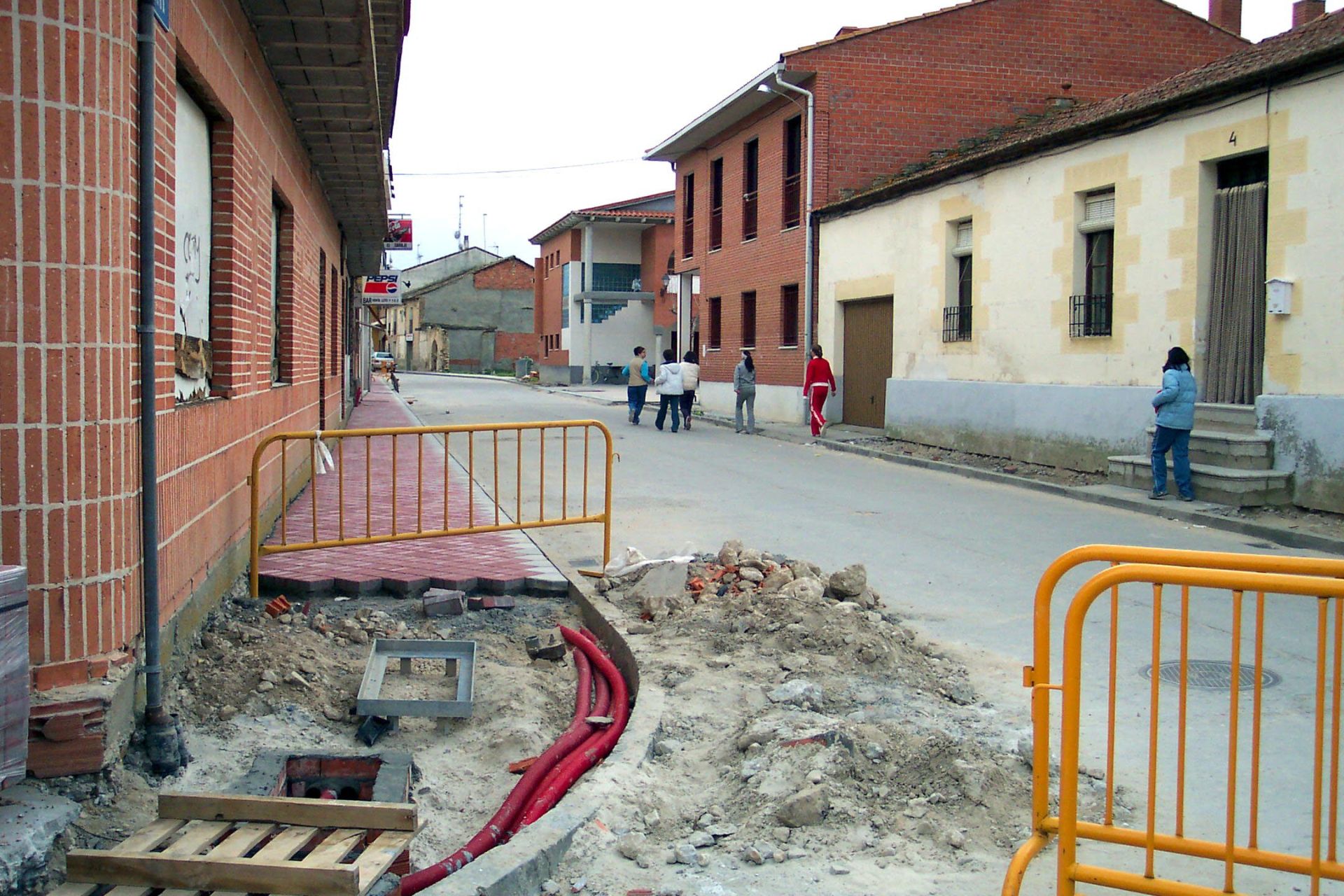 Obras en la calle Larga. 11 de junio de 2004.