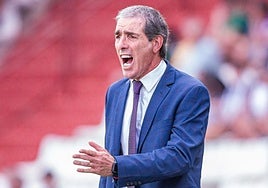 Almada se desespera en su área técnica en el Carlos Belmonte.