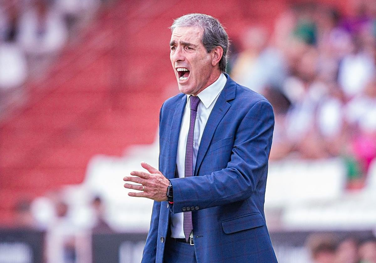 Almada se desespera en su área técnica en el Carlos Belmonte.