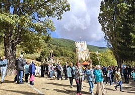 Los cofrades portan a hombros a la Virgen del Brezo en los entornos del santuario.
