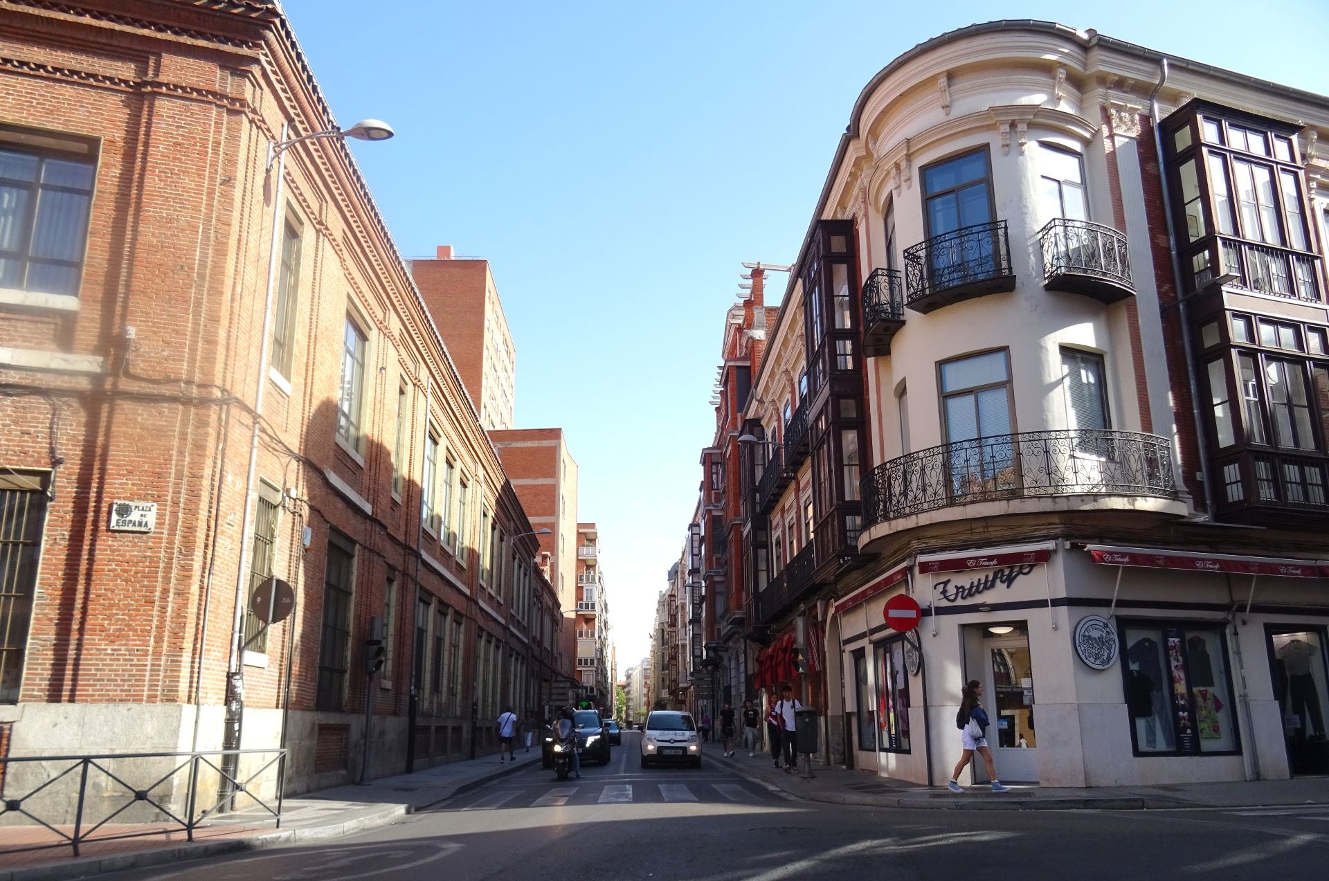 Entrada de la calle López Gómez, con el centenario comercio de El Triunfo (derecha) en la esquina con José María Lacort.