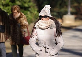 Una mujer se cubre del frío con prendas de ropa en una imagen de archivo.