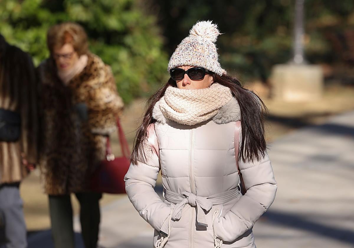 Una mujer se cubre del frío con prendas de ropa en una imagen de archivo.