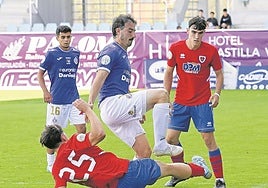 Felipe Peredo, autor ayer de uno de los goles del Palencia Cristo, salva la entrada de un rival.