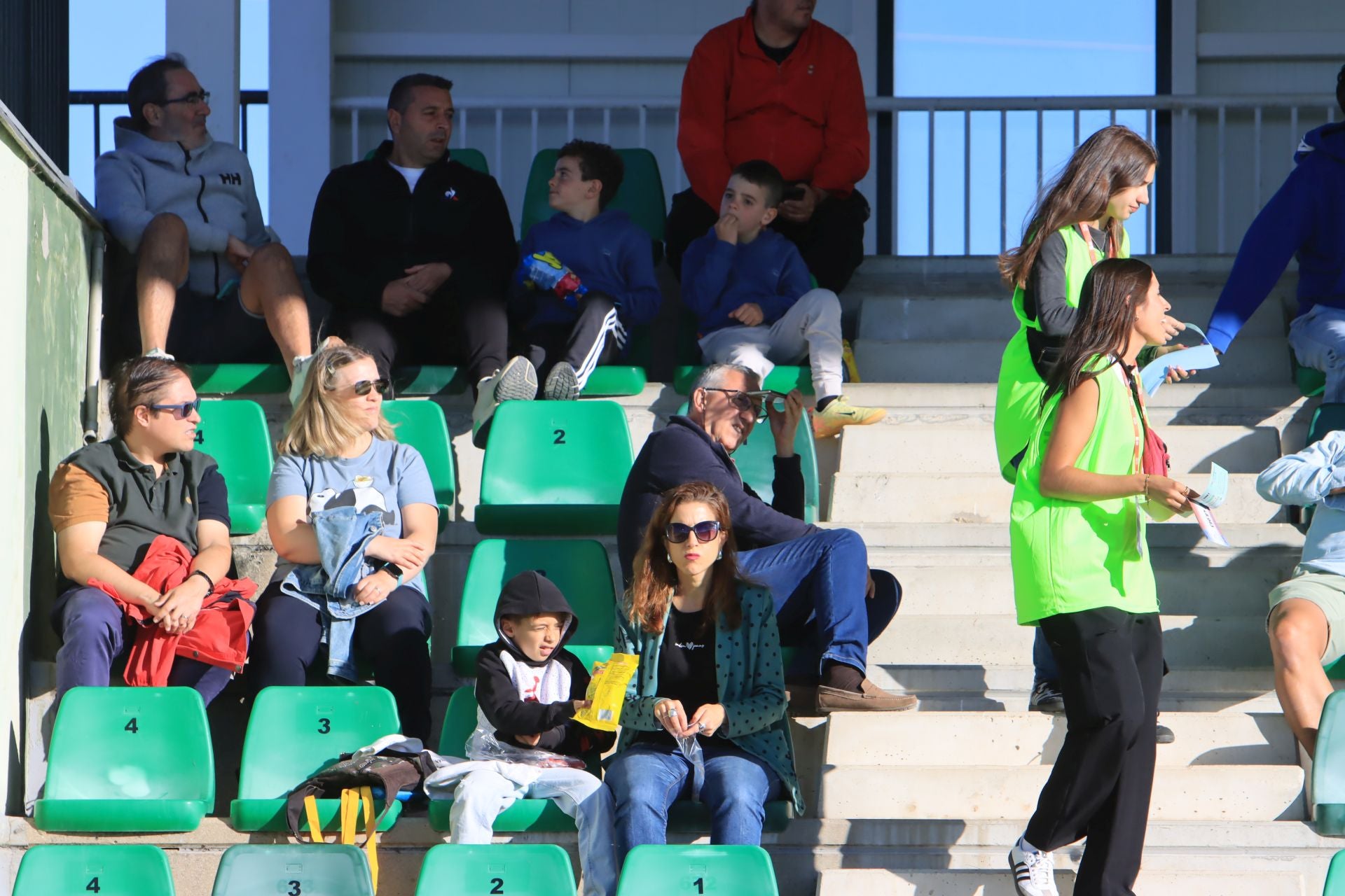 Búscate en las gradas de La Albuera durante el triunfo de la Segoviana