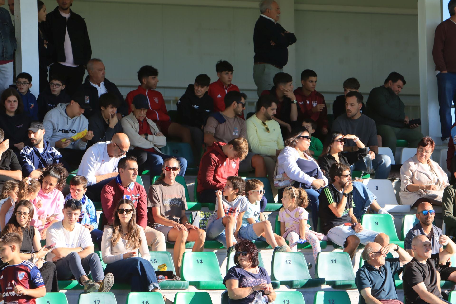 Búscate en las gradas de La Albuera durante el triunfo de la Segoviana
