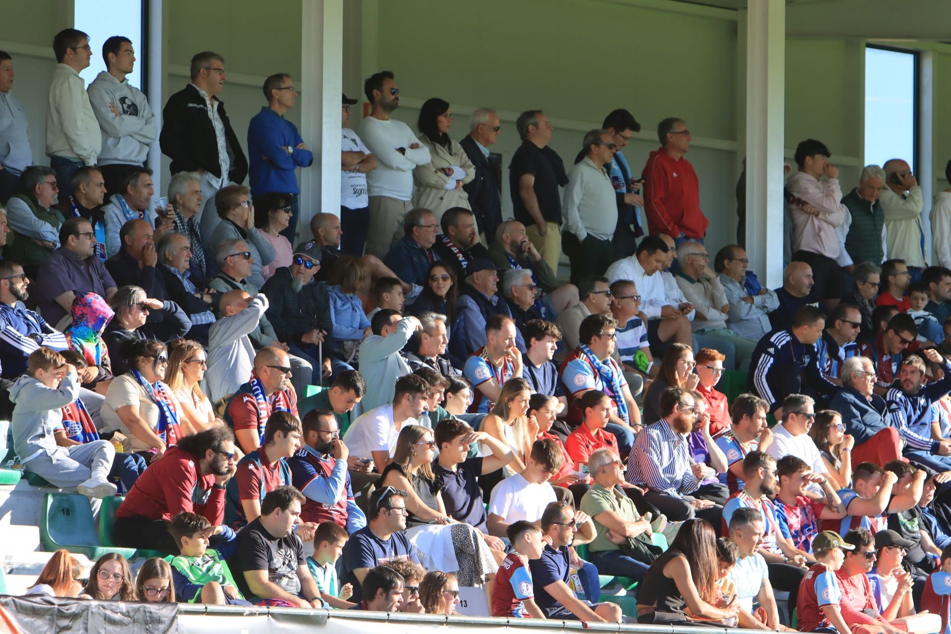 Búscate en las gradas de La Albuera durante el triunfo de la Segoviana