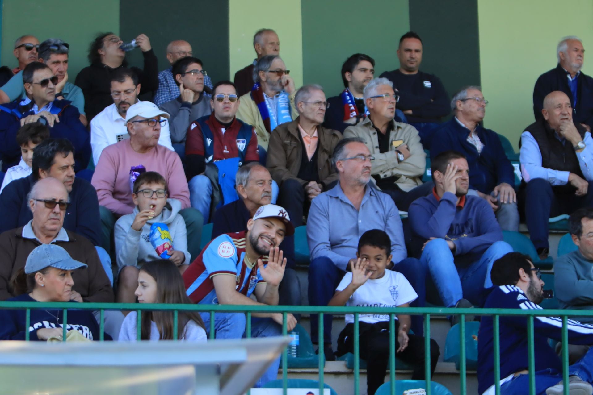 Búscate en las gradas de La Albuera durante el triunfo de la Segoviana