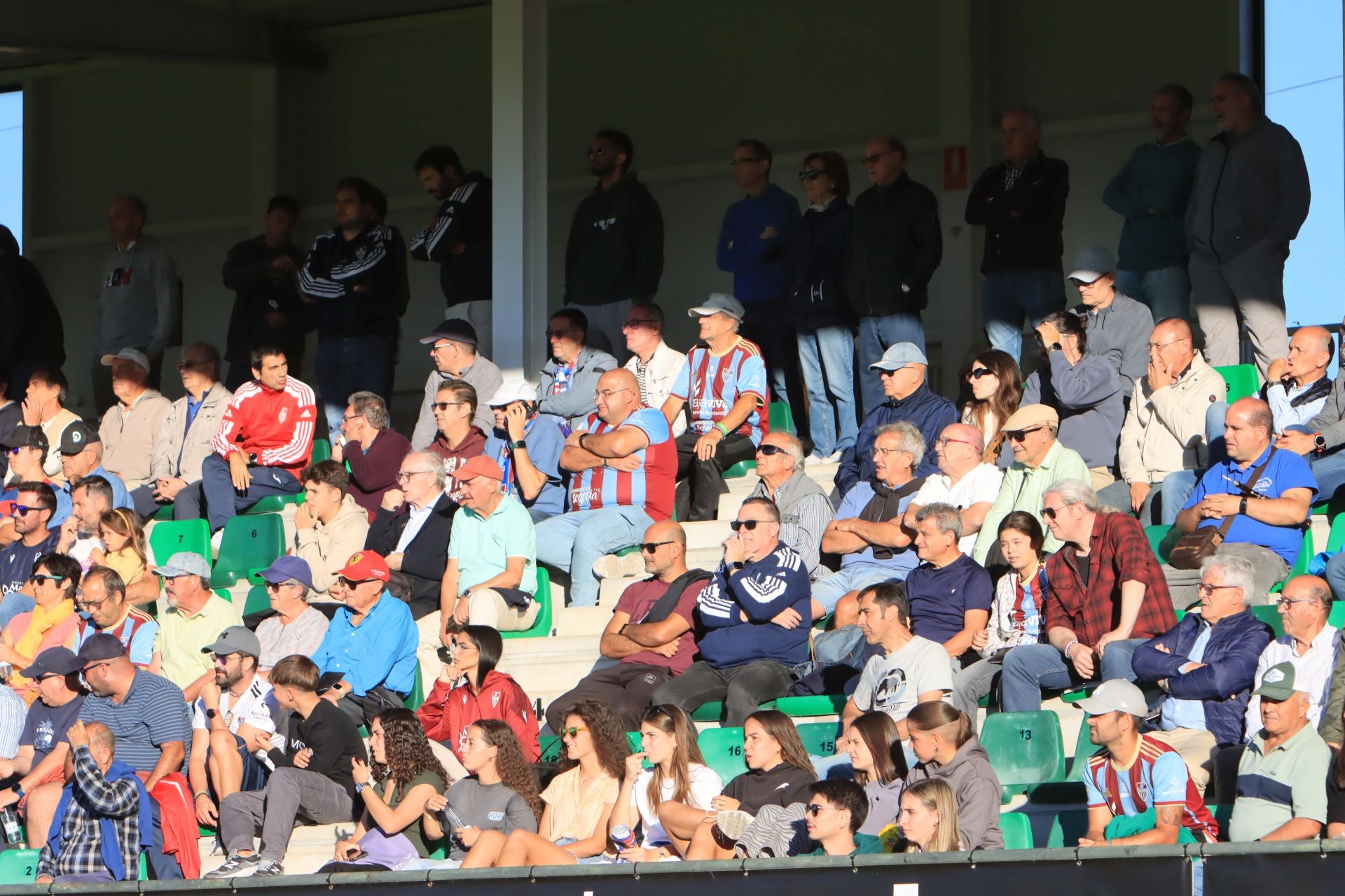 Búscate en las gradas de La Albuera durante el triunfo de la Segoviana