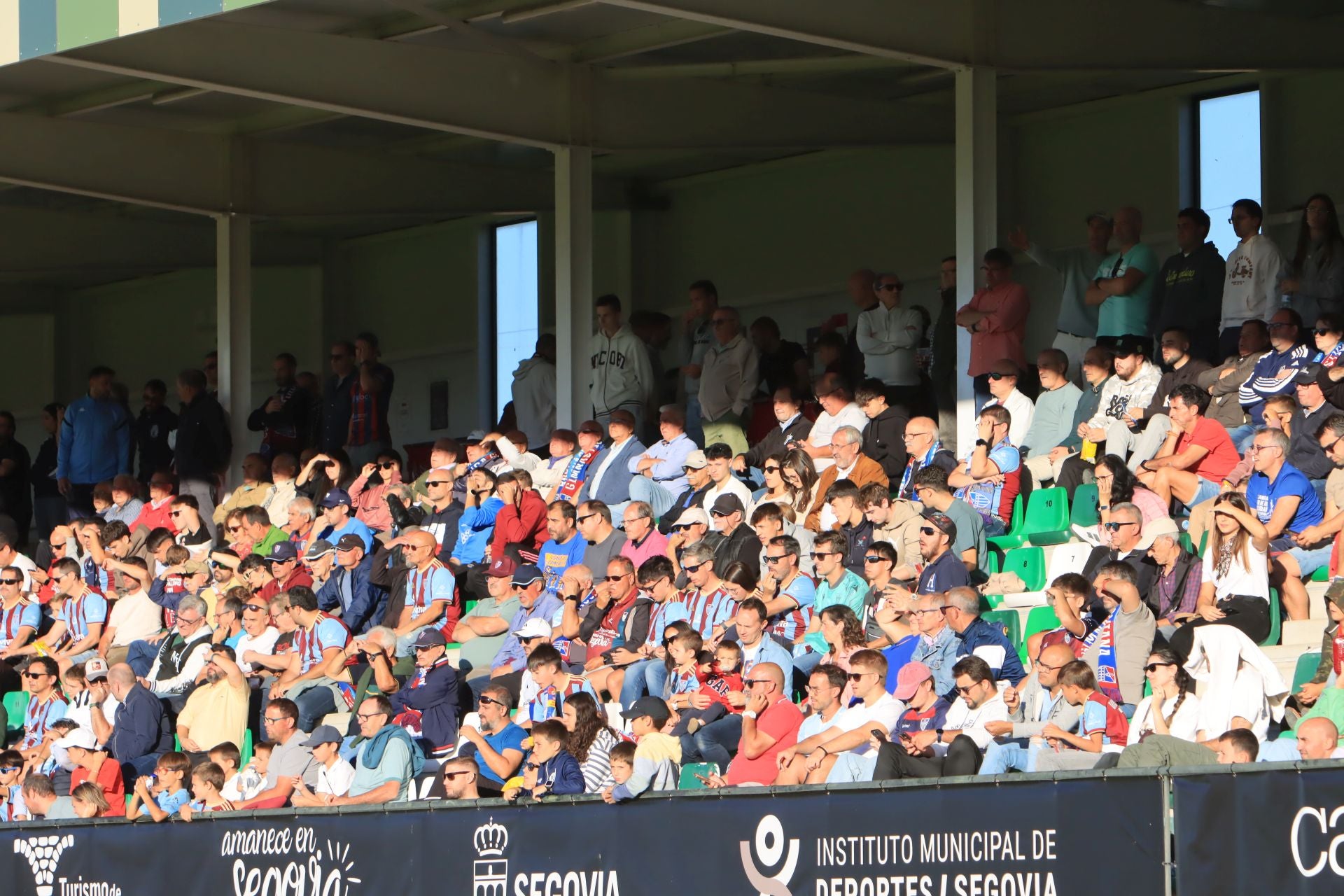Búscate en las gradas de La Albuera durante el triunfo de la Segoviana
