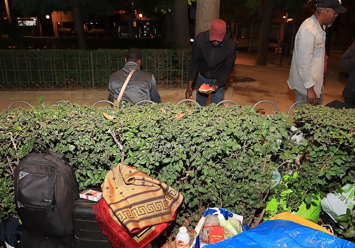 Solicitantes de asilo con sus pertenencias en los jardinillos de San Roque.