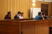 Los tres acusados de pelearse en un salón de juegos, durante la vista en la que han alcanzado una conformidad.