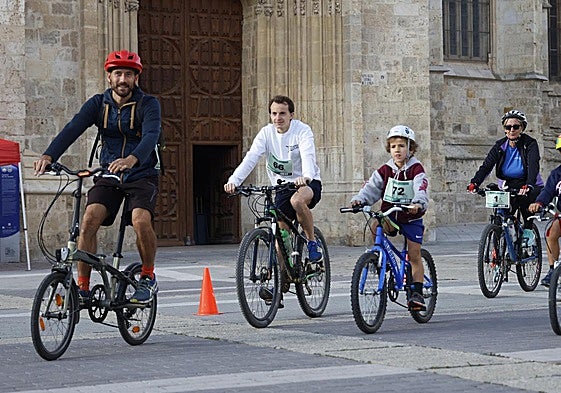 Un grupo de participantes en la plaza de la Inmaculada.