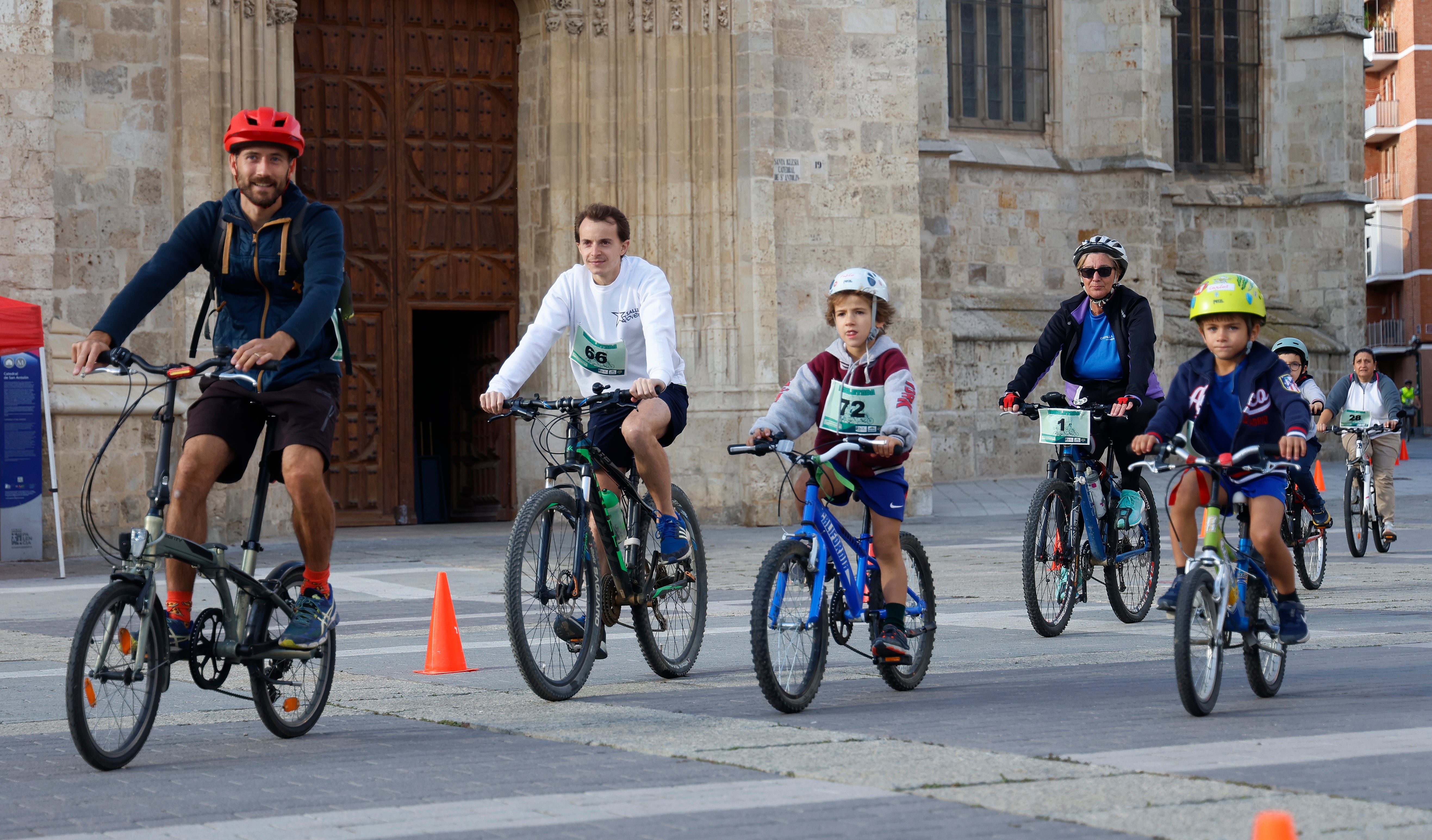 Un grupo de participantes en la plaza de la Inmaculada.