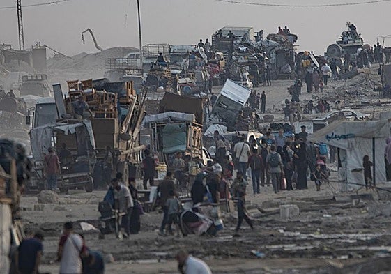 Palestinos huyen con sus pertenencias hacia el sur de la Franja de Gaza.