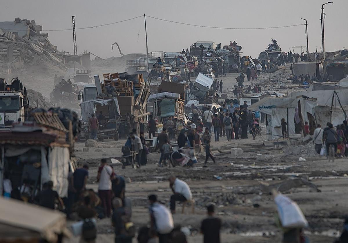 Palestinos huyen con sus pertenencias hacia el sur de la Franja de Gaza.