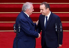 Francois Bayrou (izq) traspasa el cargo de primer ministro a Sebastien Lecornu.
