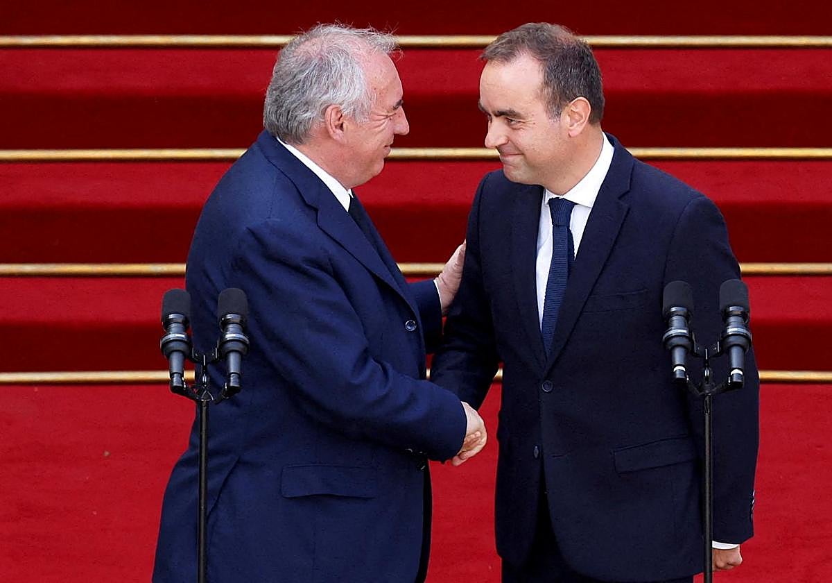 Francois Bayrou (izq) traspasa el cargo de primer ministro a Sebastien Lecornu.