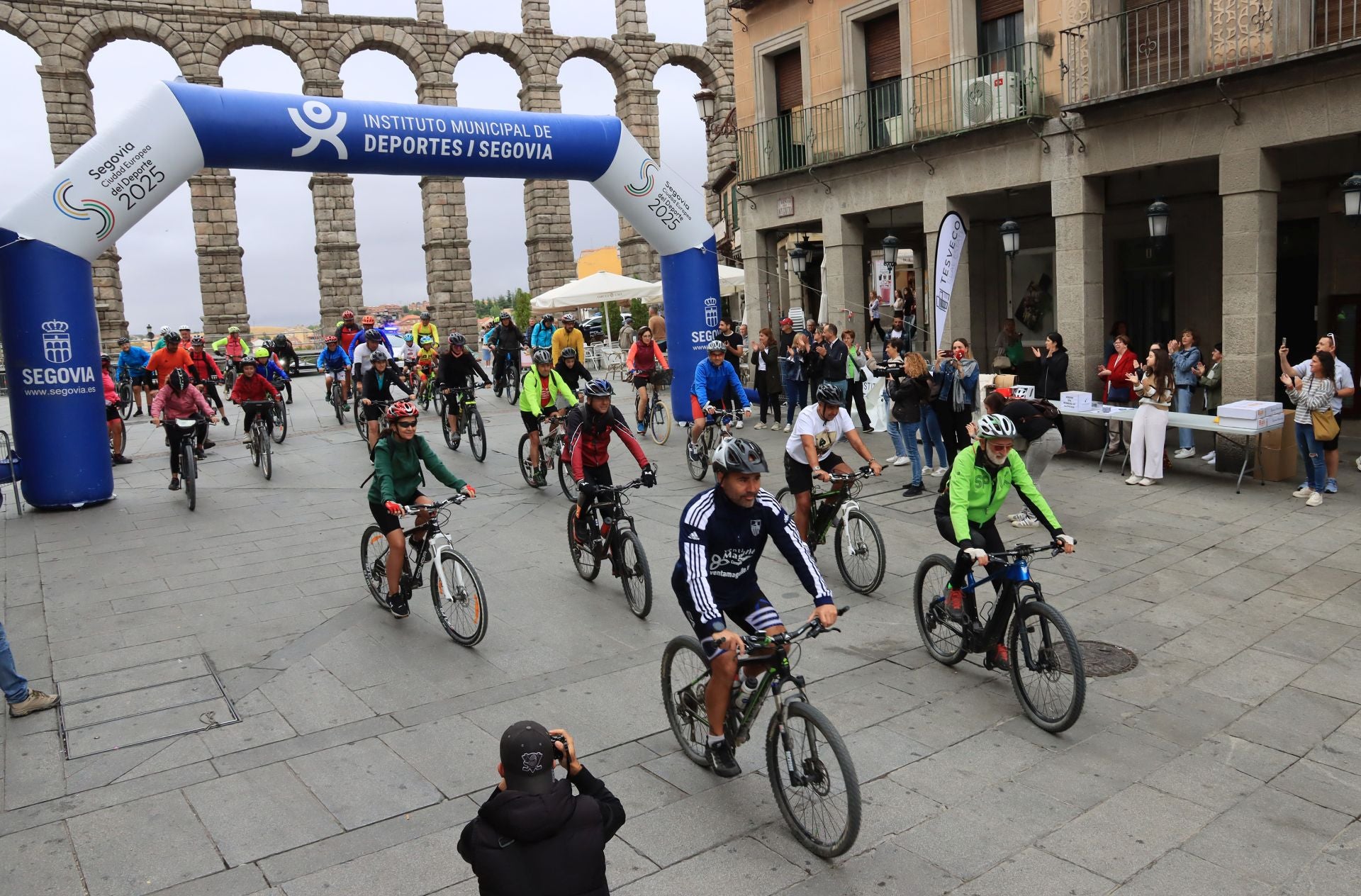 Salida de la marcha ciclista para recaudar fondos para AFA Segovia.