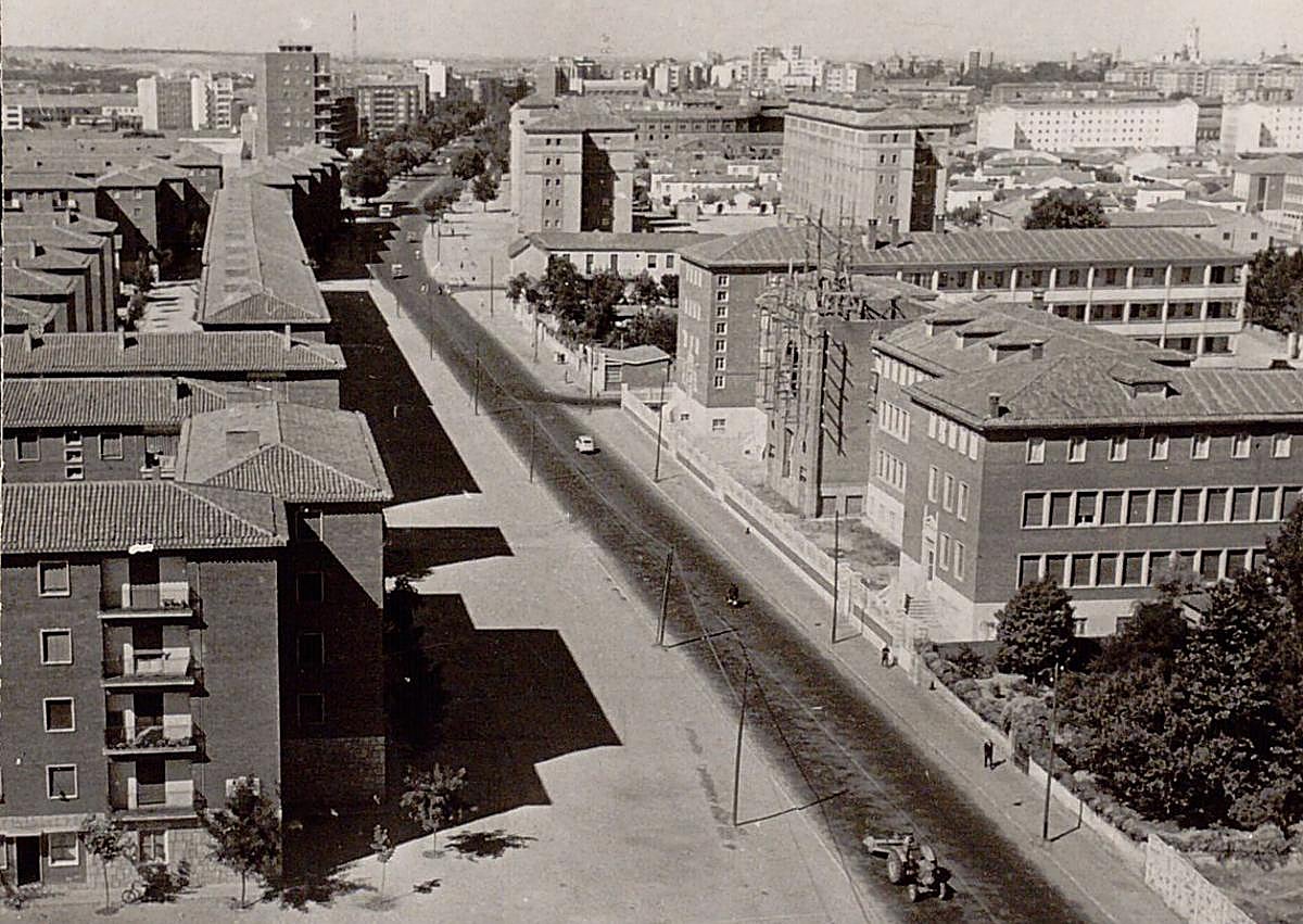Imagen secundaria 1 - 1) Primeras viviendas del Cuatro de Marzo en 1960. 2) Paseo Zorrilla junto al barrio Cuatro de Marzo en los años 60. 3) El antiguo estadio José Zorrilla, donde ahora se encuentra El Corte Inglés, en las inmediaciones del Cuatro de Marzo.