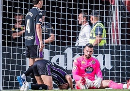 Guilherme observa desde el suelo el lamento de Tomeo.