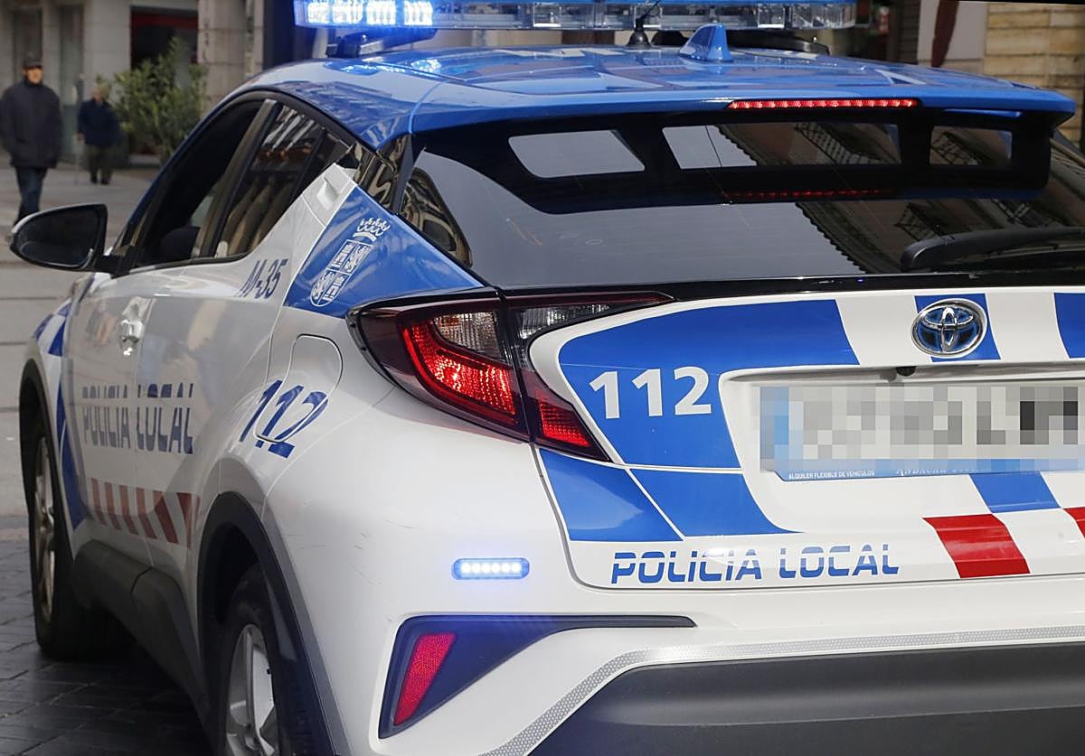 Un conductor de 80 años circula con una rueda pinchada y el parachoques desprendido